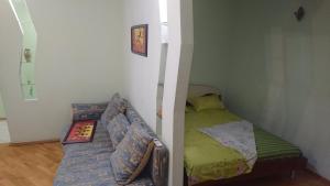 基辅GREEN ROSE的一间卧室配有一张带绿床的双层床