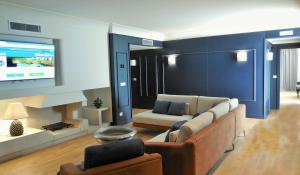 吉泽里亚马里奇罗酒店的带沙发和电视的客厅