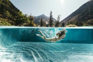 皮茨河谷圣莱昂哈德维尔德斯比兹佛沃酒店的女人在游泳池里