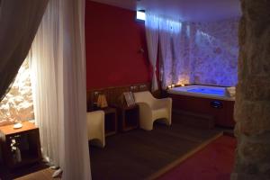 纳乌萨玛西亚斯哈盖阿提阿纳斯塔修酒店及Spa的带浴缸和桌椅的客房