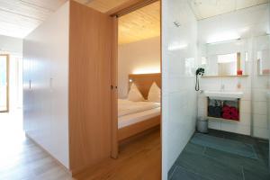 达米尔斯尤嘉公寓式酒店的一间带床和水槽的小浴室