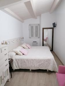 庞特维德拉CARBALLO DE PRADO 1900的白色卧室设有一张大床和镜子