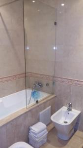 卡萨布兰卡Appartement de luxe的带浴缸、卫生间和盥洗盆的浴室