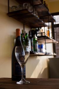卡拉图Lilac Elevate Inn的葡萄酒杯旁的一瓶葡萄酒