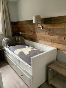哈嫩克利博克斯维斯ferienapartment hahnenklee Apart 1的一间卧室配有一张木墙床
