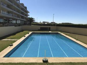 明德卢Beachfront Apartment with Swimming Pool的建筑物屋顶上的游泳池