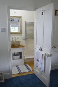 淡水Stroud House的一间带水槽和镜子的浴室