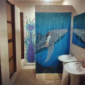圣何塞StrayCat的浴室设有海豚淋浴帘和水槽