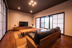 富山Kimachi-tei（きまち亭）的带沙发和木桌的客厅
