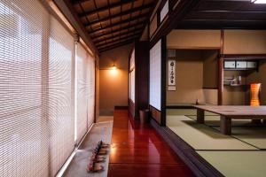 富山Kimachi-tei（きまち亭）的走廊上设有桌子和桌子的房间