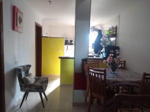 博西坎加Apartamento Condomínio Boiçucanga Flat N 39 - Apto 10的厨房以及带桌椅的用餐室。