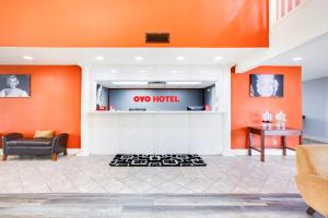 特克萨卡纳OYO Hotel Texarkana Trinity AR Hwy I-30的带有橙色墙壁的酒店大厅