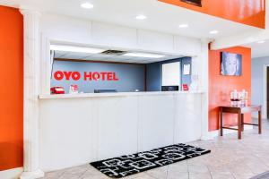 特克萨卡纳OYO Hotel Texarkana Trinity AR Hwy I-30的大堂墙上挂有两个酒店标志