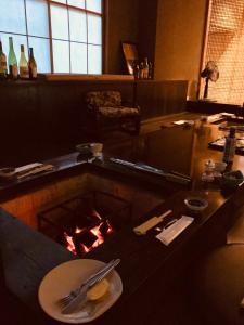 南房总市智库拉坎日式旅馆的一张桌子,上面放着一盘食物和一根火