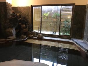南房总市智库拉坎日式旅馆的一个带窗户的游泳池