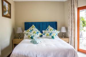 比勒陀利亚Pro Active Guest House的一张带蓝色床头板和枕头的床