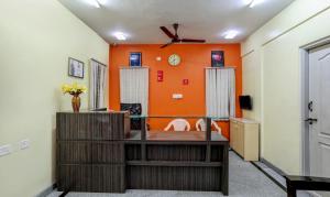迈索尔Itsy By Treebo - Jasmine的客厅设有橙色墙壁