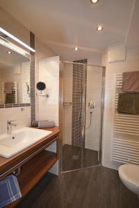 圣莱奥纳尔多因帕西里亚Residence Apartment Talblick的一间带水槽和淋浴的浴室