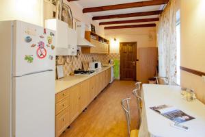 敖德萨乌宇提尼酒店的厨房配有白色冰箱和木制橱柜。