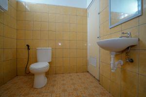 邦加槟港Super OYO 1844 Bravo Residence的一间带卫生间和水槽的浴室