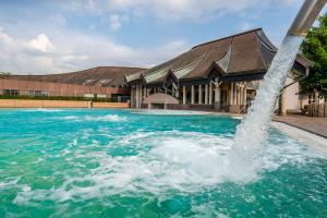 圣加仑桑提斯公园酒店的一座建筑物前游泳池中的喷泉