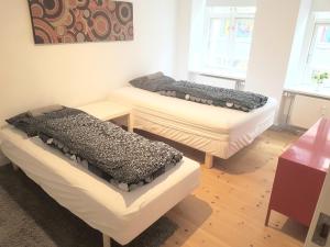 哥本哈根Best Tourist Spot City Center的带三张床和一张桌子的房间