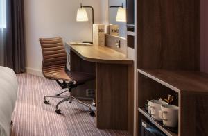 希灵登Leonardo London Heathrow Airport的酒店客房配有书桌和椅子