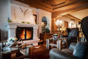 拉维拉安缇奈斯酒店的客厅设有壁炉和沙发。