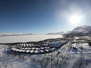 比约克利登卡帕斯小屋度假村的雪地中度假村的空中景观