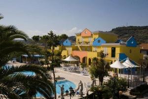 葛伦坦马勒帕可迪普林奇皮酒店的享有带游泳池的度假村景致