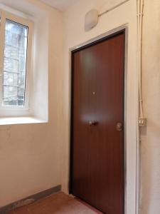 蓬特雷莫利Appartamento Liliana的窗户房间里一扇棕色的门