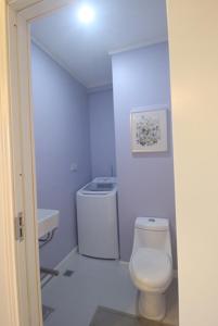 格罗斯岛One Rodney Heights Condominiums的白色的浴室设有卫生间和水槽。