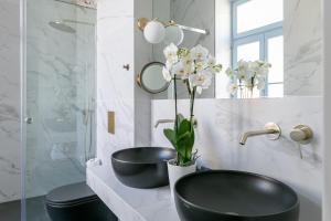 雅典A77 Suites的浴室设有黑色水槽和镜子