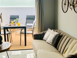纳萨雷特Canaryislandshost l Nazaret Suites的客厅配有沙发和桌椅