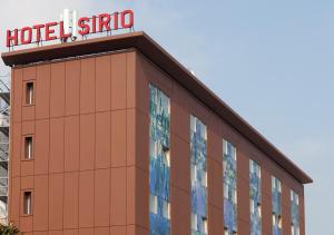 梅斯特LH Hotel Sirio Venice的建筑一侧的酒店标志