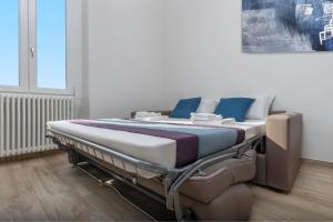 米兰Casa da Suite Hora的一张病床,房间配有蓝色和白色枕头
