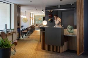 库尔布瓦Apparthotel 37 Lodge - Courbevoie La Défense的站在餐厅柜台上的人