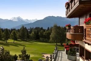 克莱恩 蒙塔纳瓜尔达高尔夫酒店及公寓的享有以山脉为背景的高尔夫球场的景致