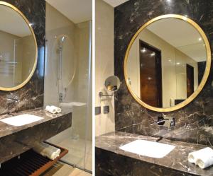 甘德希罕Ramada by Wyndham Gandhidham Shinay的浴室设有2个水槽和镜子