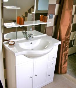 圣皮埃尔南基章酒店的浴室设有白色水槽和镜子