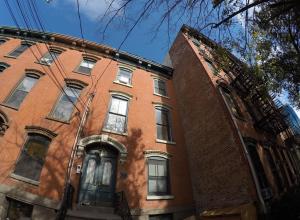 泽西市Historic 1869 Brownstone 15 min to NYC downtown的相册照片