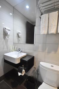 哥打京那巴鲁哥打京那巴鲁梦想酒店的白色的浴室设有水槽和卫生间。
