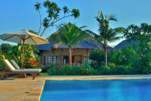 PengastulanVilla Mawar的一个带游泳池和房子的度假胜地