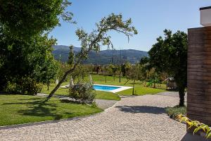维埃拉·多米尼奥Regada House的花园内的游泳池,带房子