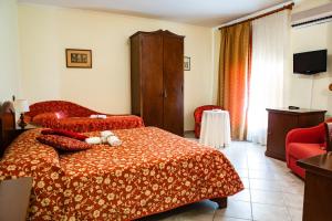 Arpino达皮诺伊尔骑士酒店的酒店客房,设有两张床和一张红色椅子