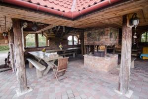 帕维洛斯塔Dandzenieki的户外庭院设有桌子和壁炉