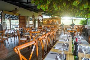 佩雷拉Finca Hotel Yerbabuena的用餐室配有木桌和椅子