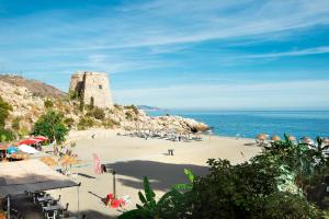 阿尔姆尼卡Casa Chana的一座拥有城堡和大海的海滩