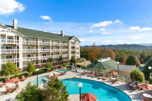 鸽子谷Sunrise Ridge Resort的享有酒店空中美景,设有游泳池和桌椅