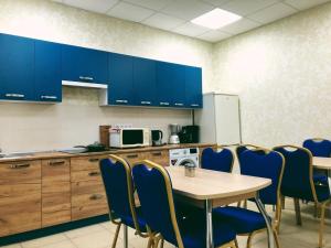 哈尔科夫Annet的厨房配有蓝色的椅子、桌子和蓝色的橱柜。